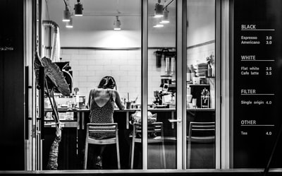 灰度摄影的女人在咖啡馆

